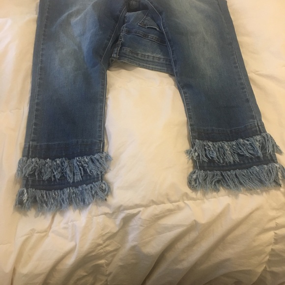 Capri or ankle length jeans shredded bottom - Picture 4 of 9